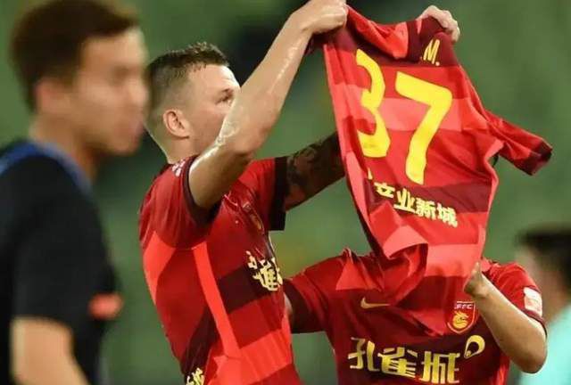 本地也没什么亲戚，除了买给狐狸精，还会买给谁呢？萧初然表情也有些不太自然。